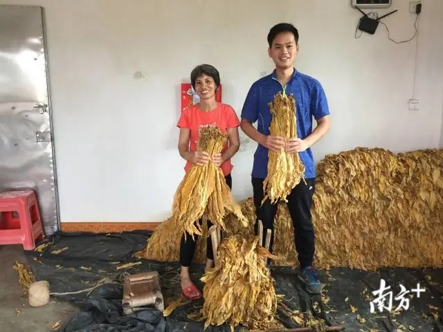 扶贫一线点火青春，“90后”第一书记为穷困村打造“不走”的工作队