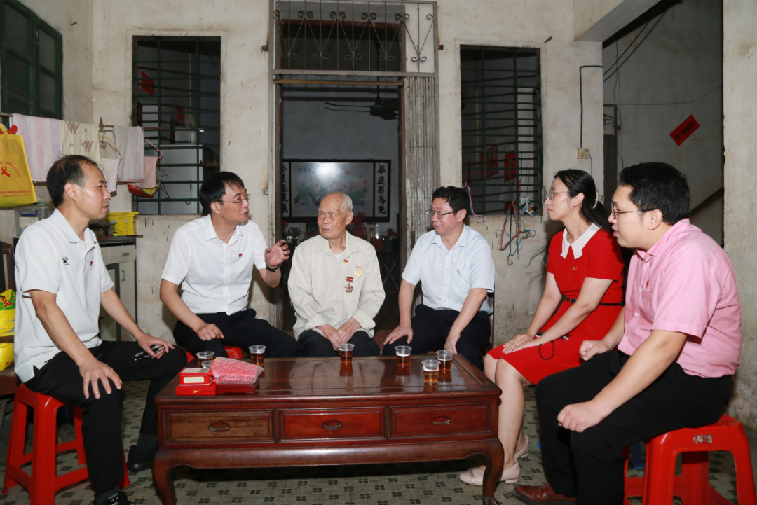 致敬圭表，关切入心！ ——白云山xc sports“七一”前夕走访慰问老劳模陈雨池同道